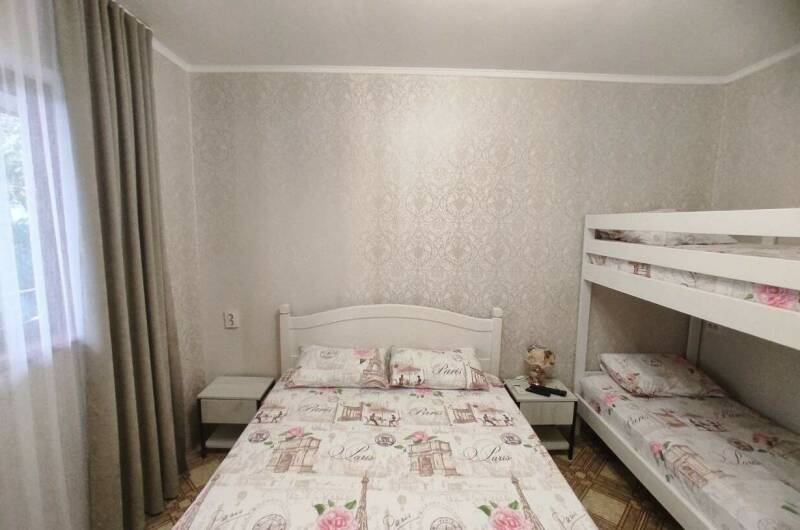 Четырёхместный с двухъярусной кроватью