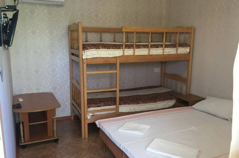 Четырёхместный с двухъярусной кроватью