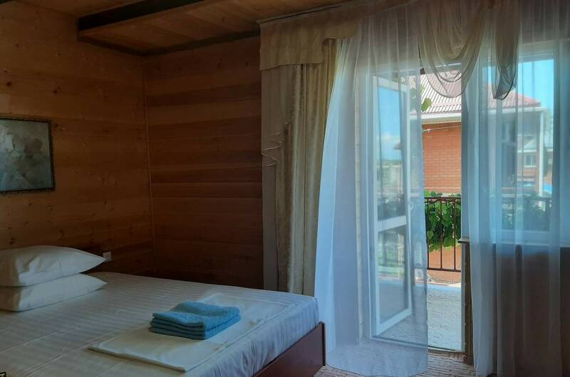 Двухкомнатный номер отделка из дерева на 3 этаже