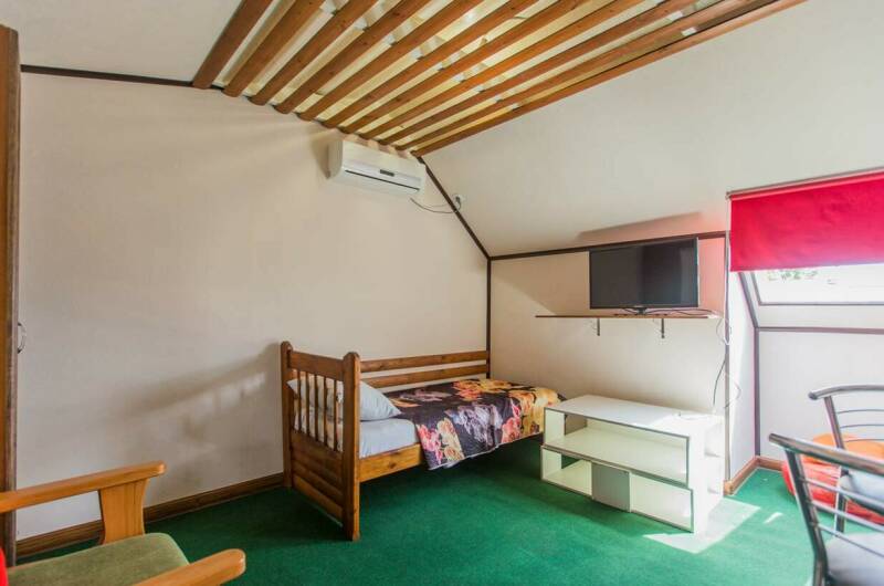 Трехместный стандартный номер на мансарде