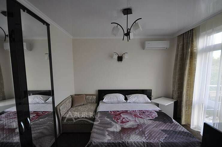 Трехместный номер с отдельным балконом