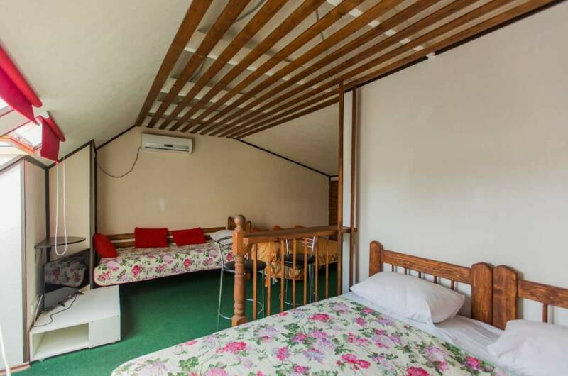 Пятиместный стандартный номер на мансарде