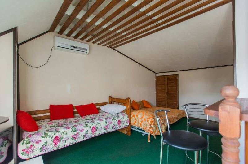 Пятиместный стандартный номер на мансарде