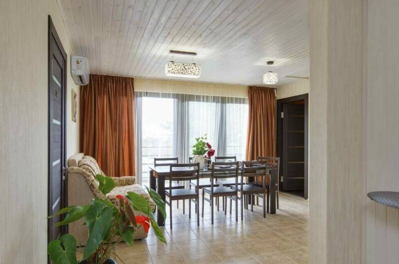 6-местный на 2 этаже (2 спальных, кухня-столовая)