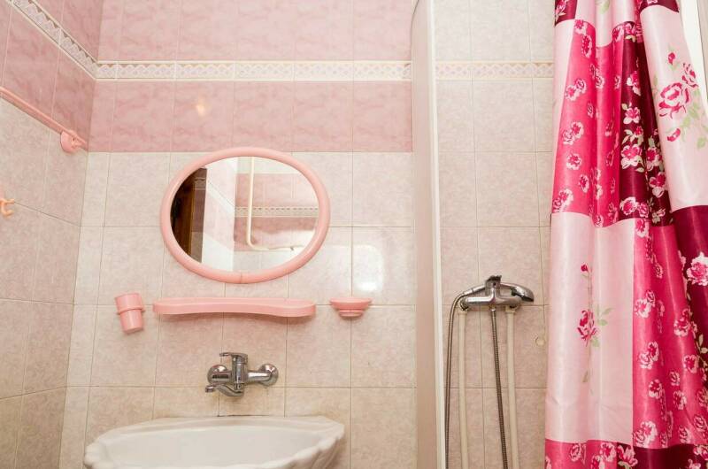 № 12,14, и 15 Трехместный с удобствами на 2 номера