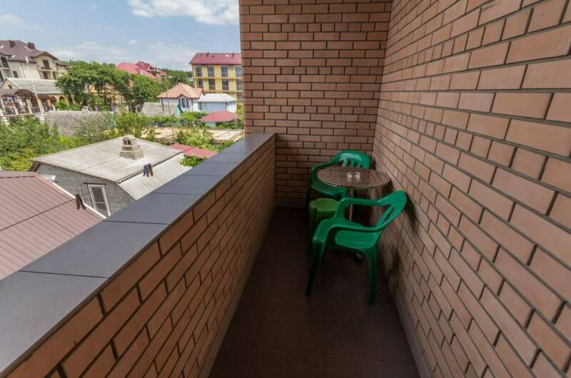 Трехместный номер с удобствами и балконом