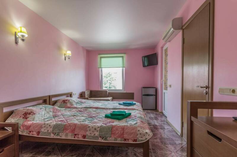 Трехместный номер с удобствами и балконом