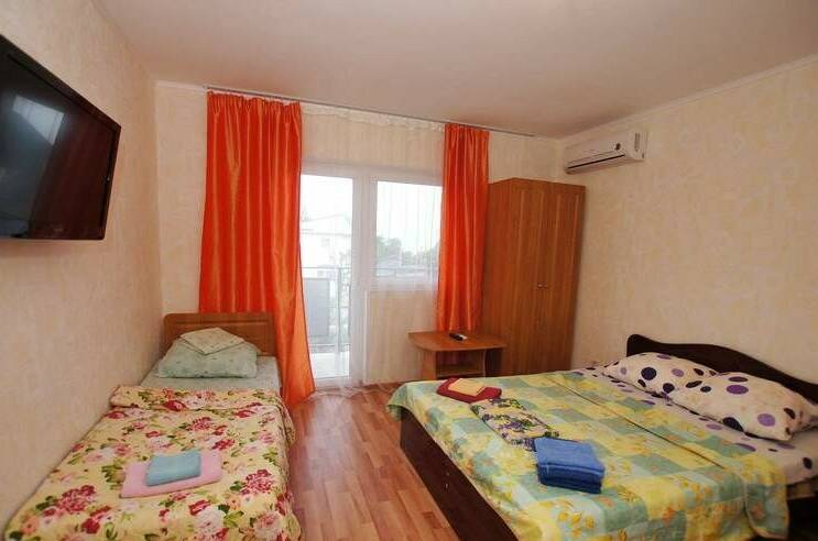 Трёхместный номер с удобствами и балконом