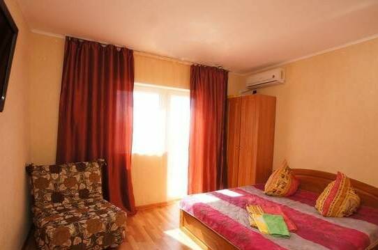Трёхместный номер с удобствами и балконом