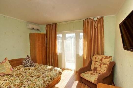 Трёхместный номер с удобствами и балконом