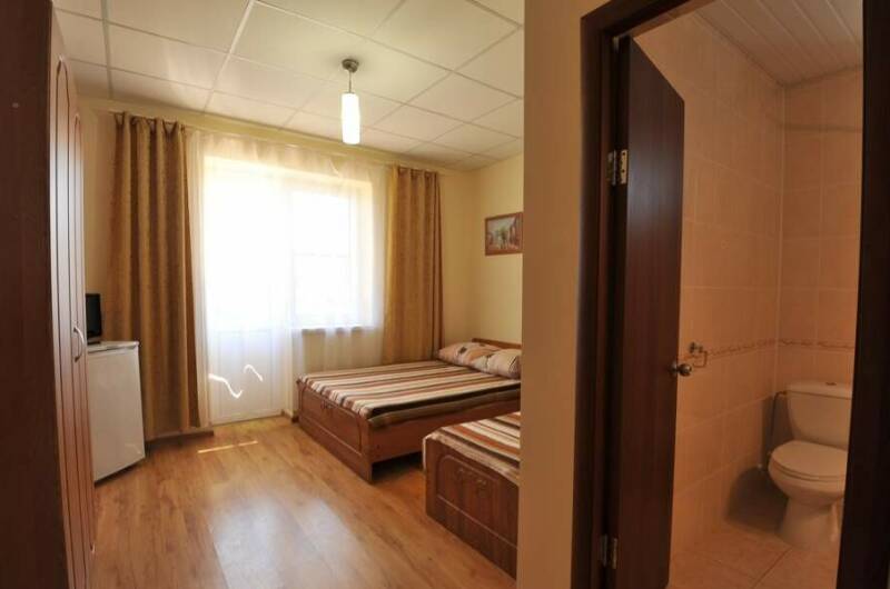 Трехместный номер на первом этаже (окна во двор)