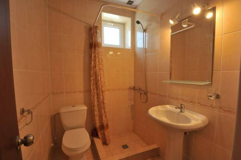 Трехместный номер на первом этаже (окна во двор)