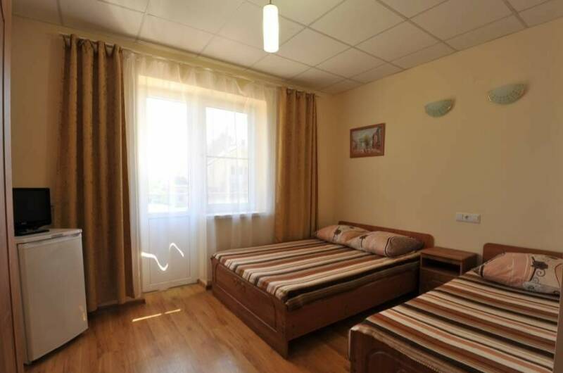 Трехместный номер на первом этаже (окна во двор)