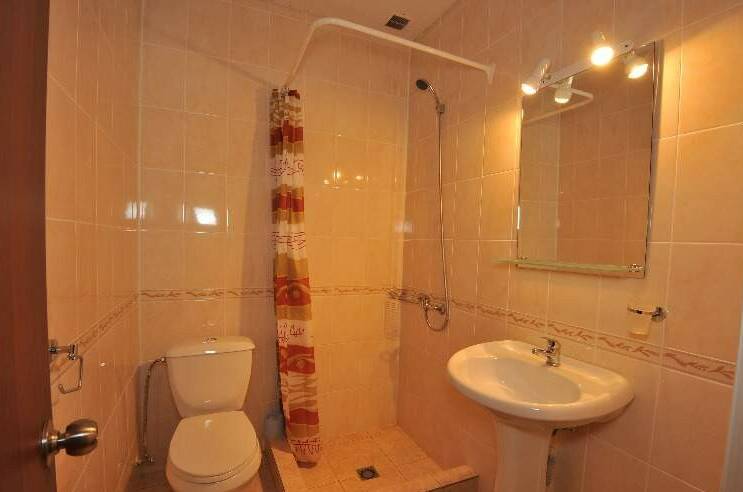 Трехместный номер на первом этаже (окна на море)