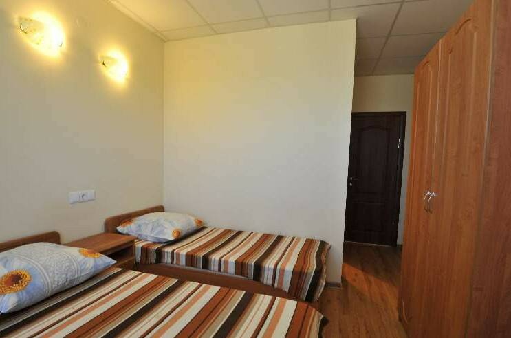 Трехместный номер на первом этаже (окна на море)