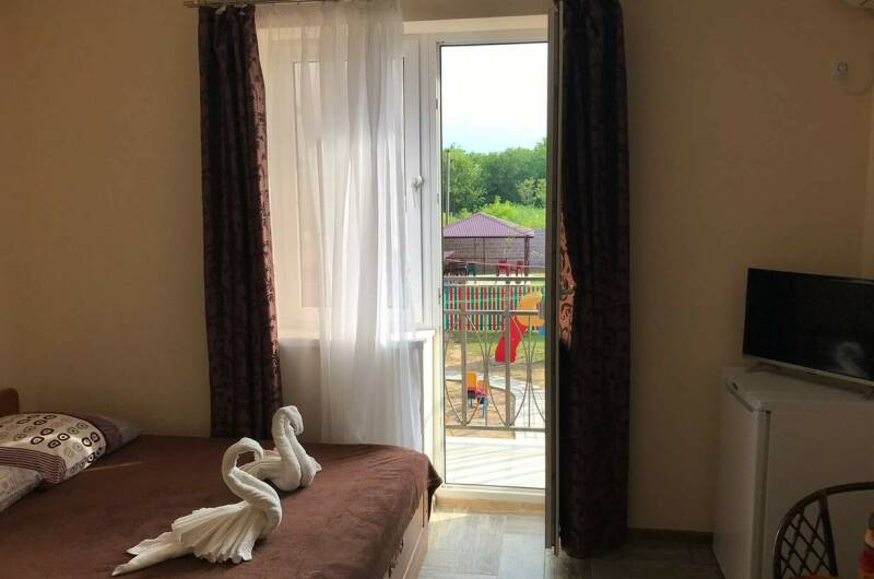 3- х местный номер на втором этаже. Балкон во двор