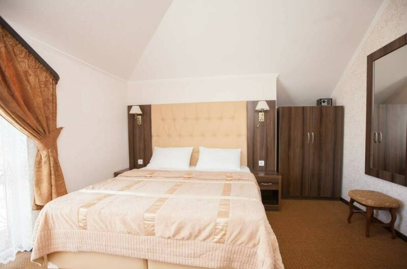 Двухкомнатный номер с небольшим балконом 3 этаж