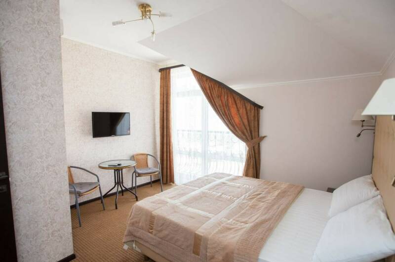 Двухкомнатный номер с небольшим балконом 3 этаж