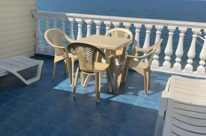 Люкс 2-, 3-, 4- х местные, терраса с шезлонгами