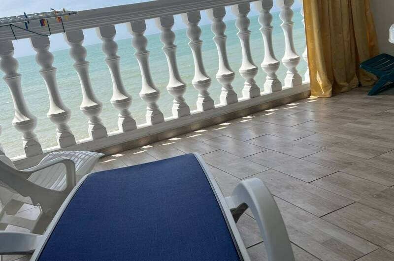 Балкон с шезлонгами