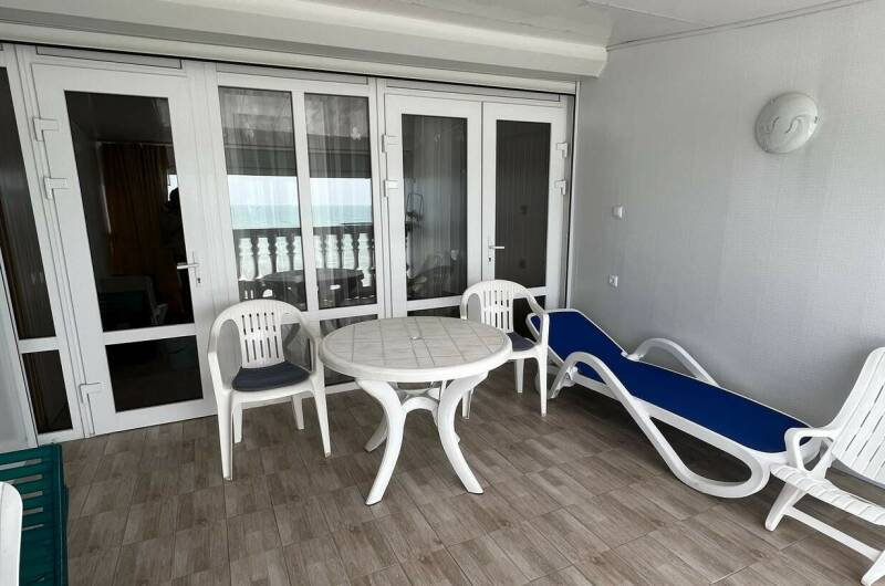 Балкон с шезлонгами