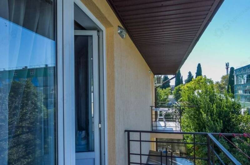 Трехместный номер с удобствами и балконом (3 этаж)