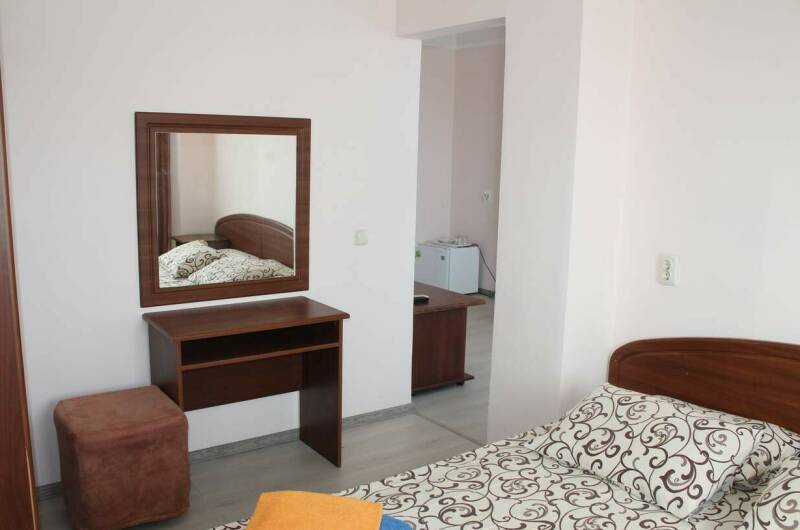 Двухкомнатный номер на 3 — 4 человека