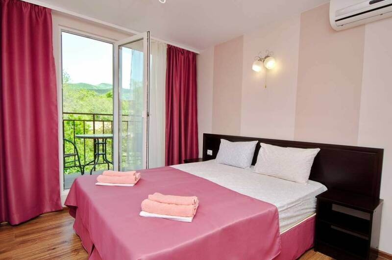 Трехместный с балконом и микроволновой печью