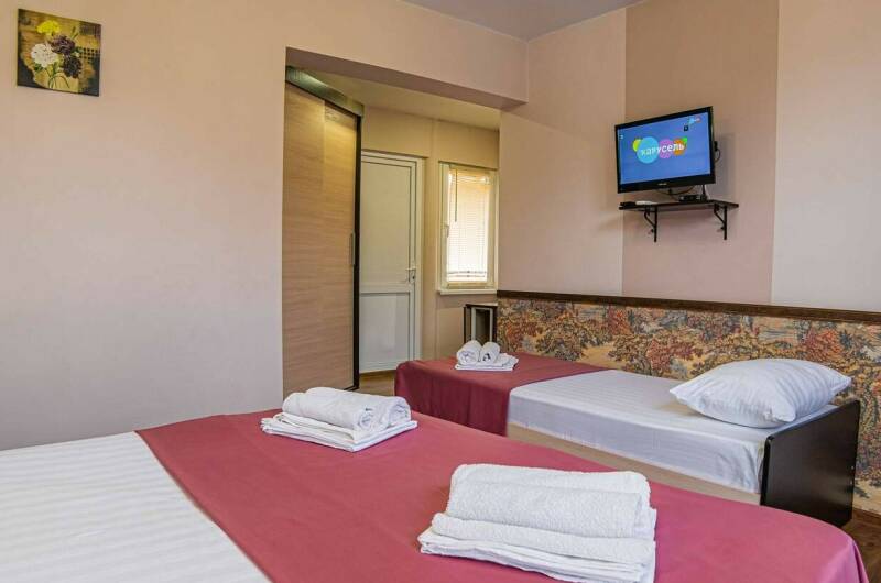 Трехместный с балконом и микроволновой печью