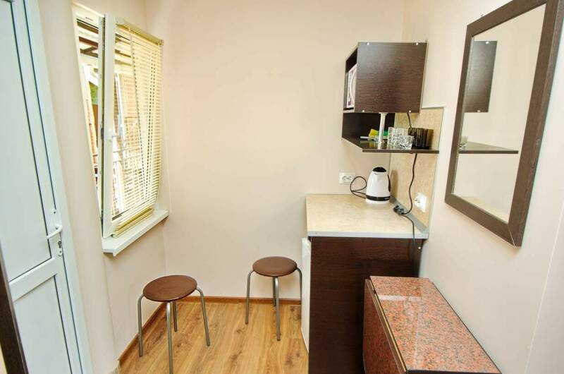 Трехместный с балконом и микроволновой печью