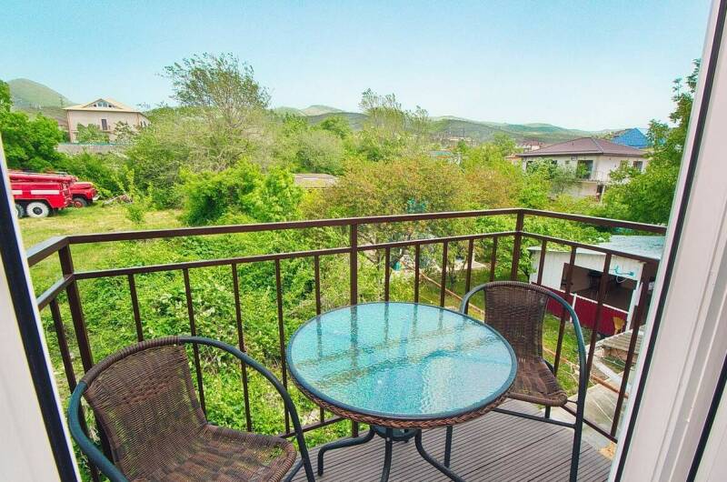 Трехместный с балконом и микроволновой печью