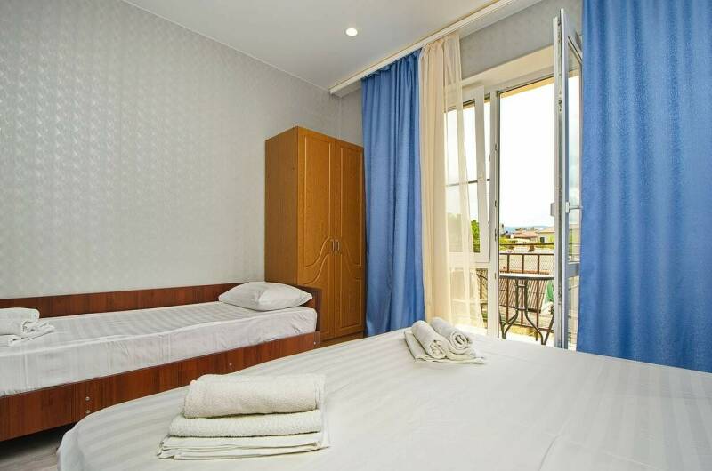 Трехместный с балконом (2-й и 3-й этаж)