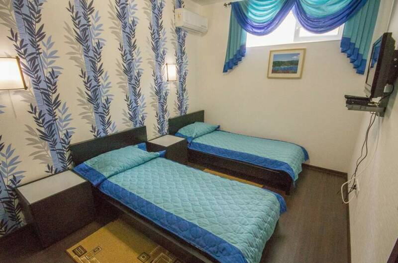 Номер с видом на железную дорогу