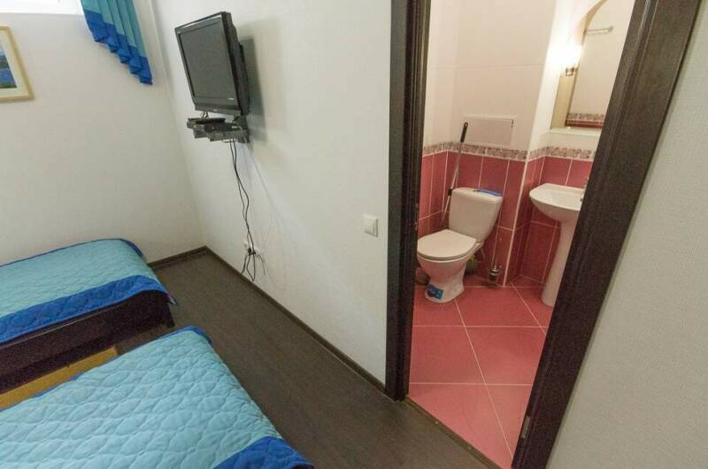 Номер с видом на железную дорогу