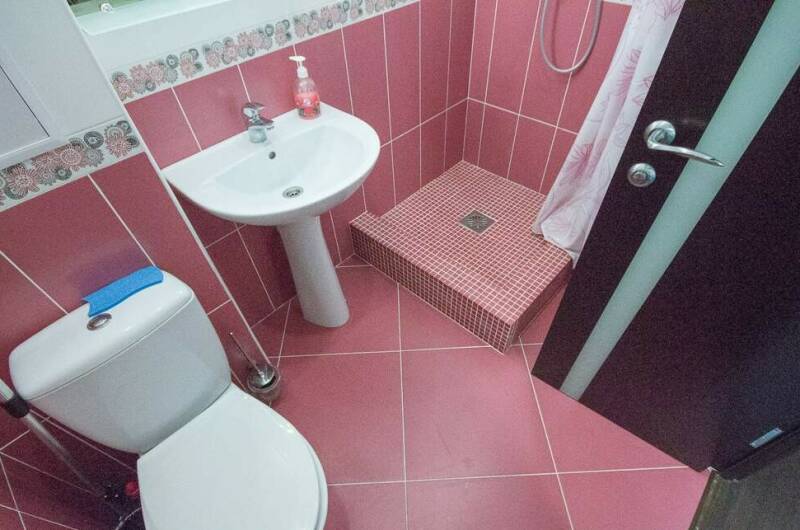 Номер с видом на железную дорогу