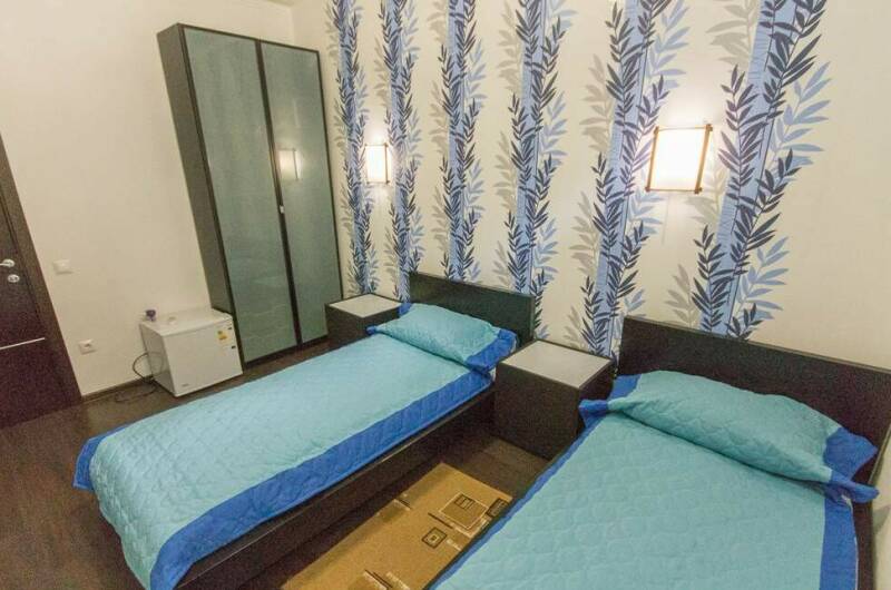 Номер с видом на железную дорогу