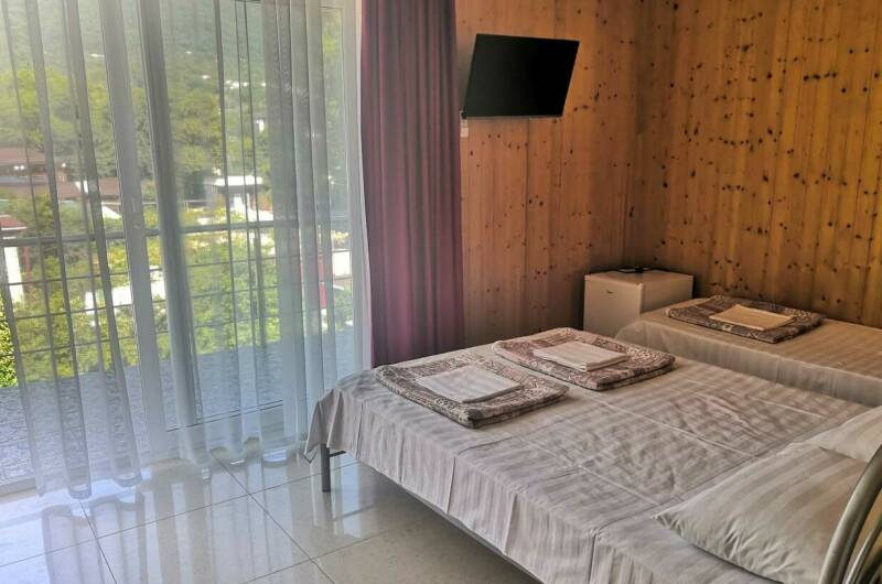 Трехместные номера на третьем этаж с видом на горы