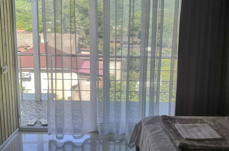 Трехместный номер с удобствами розовый с бабочками