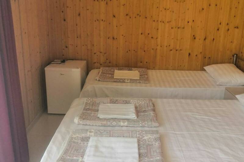 Трехместный номер с удобствами розовый с бабочками