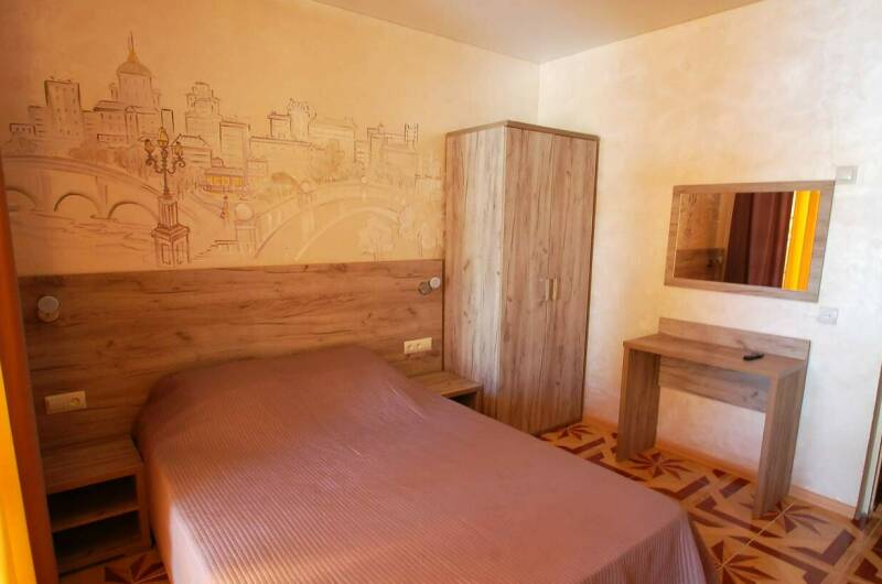 Двухкомнатный с кухней. Первый этаж