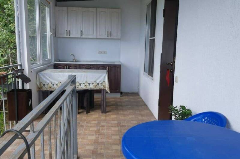 С отдельным входом, балконом, кухней и удобствами