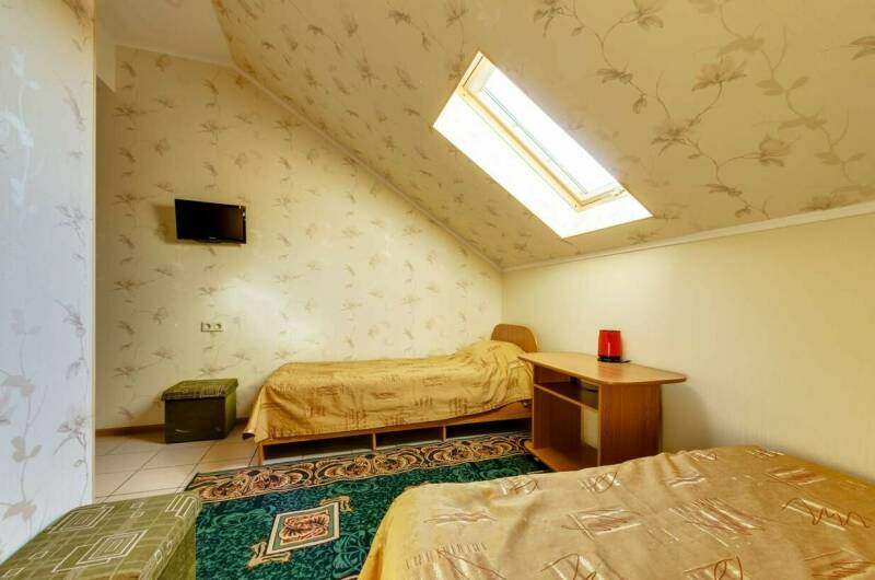 Трехместный номер (мансардный этаж)