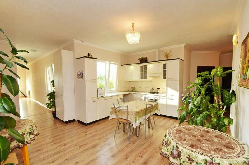 Улучшенный 4-х местный номер с просторным балконом