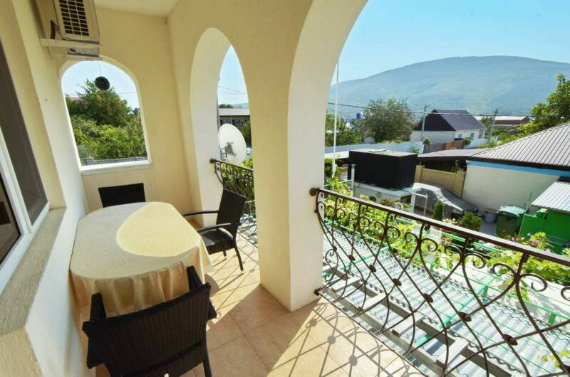 Четырёхместный «Стандарт» с балконом (2 этаж)