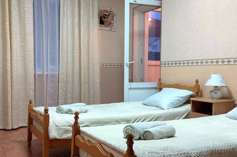 Двухместный с балконом двумя отдельными кроватями