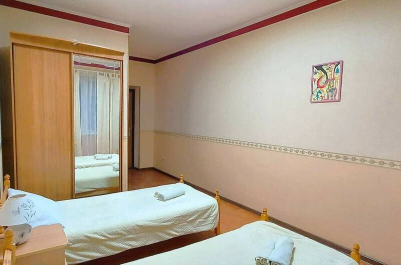 Двухместный с балконом двумя отдельными кроватями