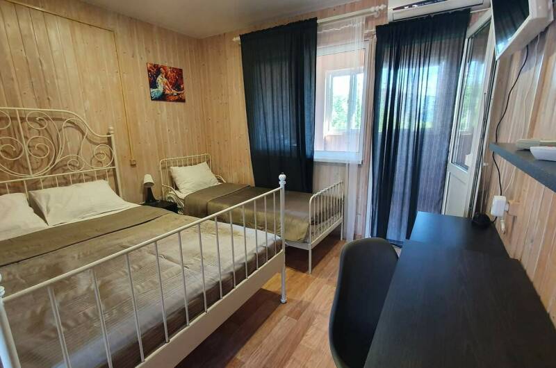 3-х местный с удобствами и кухней на балконе