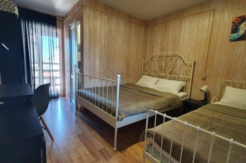 3-х местный с удобствами и кухней на балконе