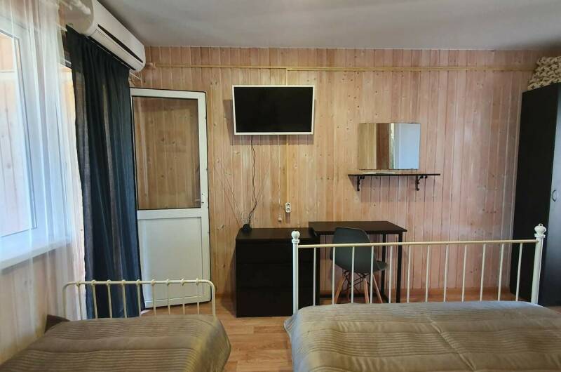 3-х местный с удобствами и кухней на балконе