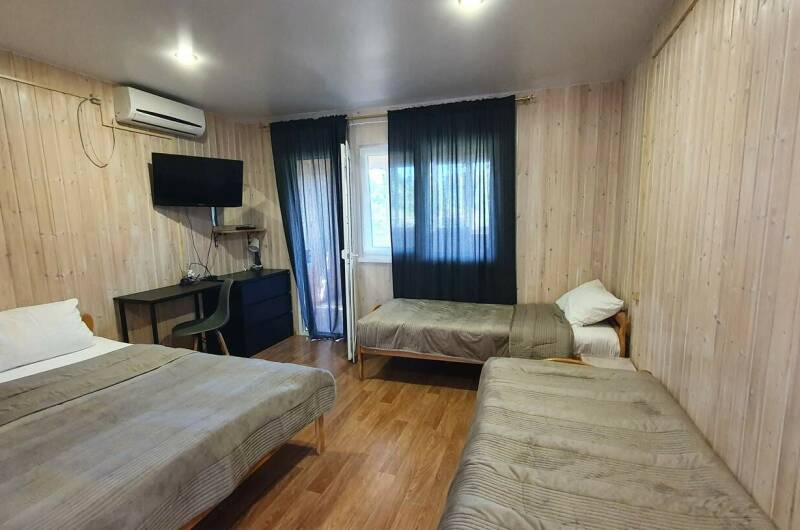 4-х местный с удобствами и кухней на балконе